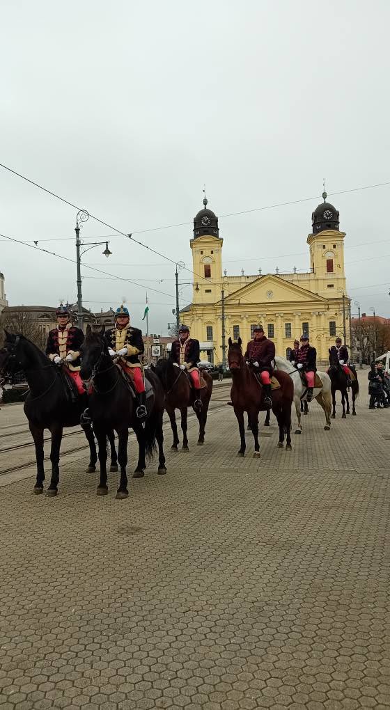 Lovas huszárok a debreceni Nagytemplom előtt